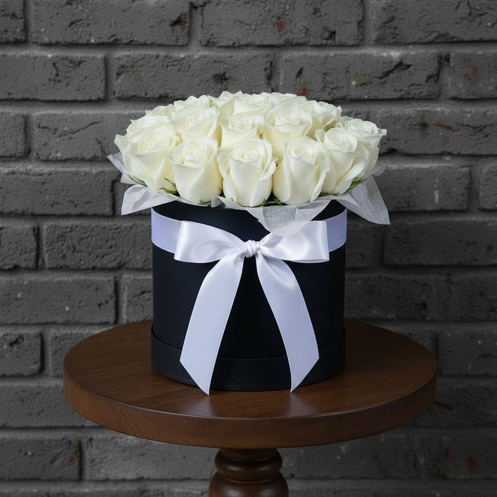 Цветочная композиция из Розы в шляпной коробке в Черное