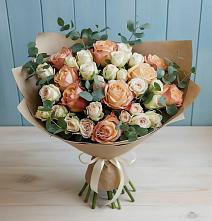 Букет цветов из:  Альстромерии и Розы в Черное