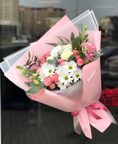 Букет цветов из: Розы, Лизиантусы и Хризантемы в Черное
