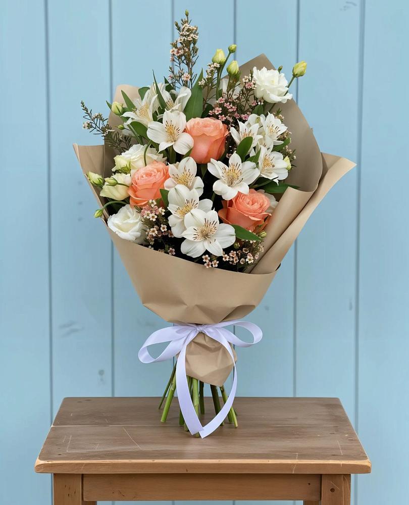 Букет цветов из: Альстромерии, Лизиантусы, Розы и Хризантемы в Черное