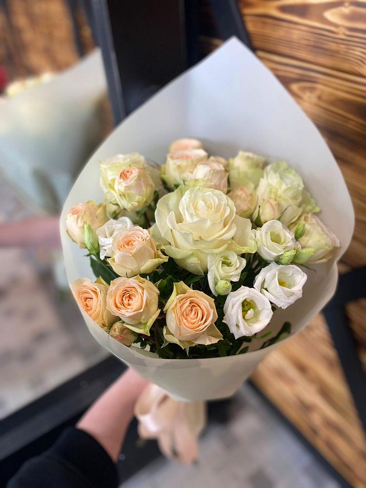 Букет цветов из: Розы и Лизиантусы в Черное