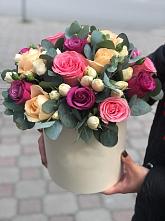 Цветочная композиция из Розы в шляпной коробке в Черное