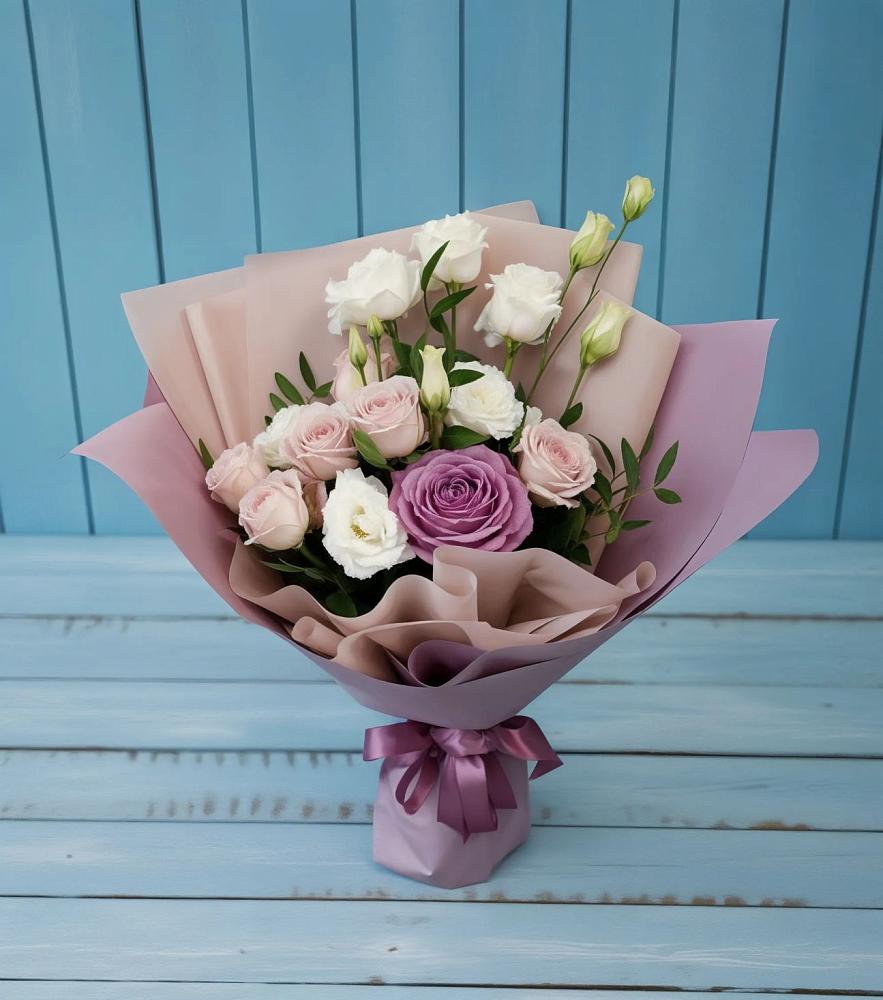 Букет цветов из: Розы и Лизиантусы в Черное